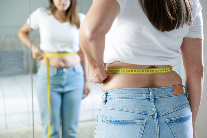 femme mesurant son tour de taille -perdre du ventre après 45 ans